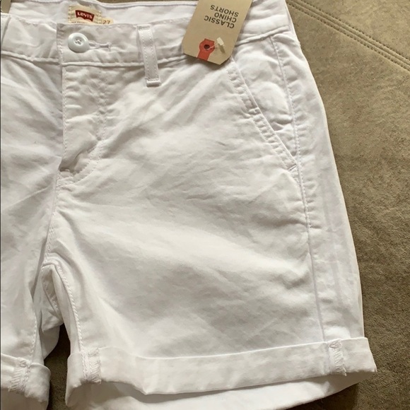 Levi's white shorts, 4.5 in inseam, flat pockets - Picture 4 of 8